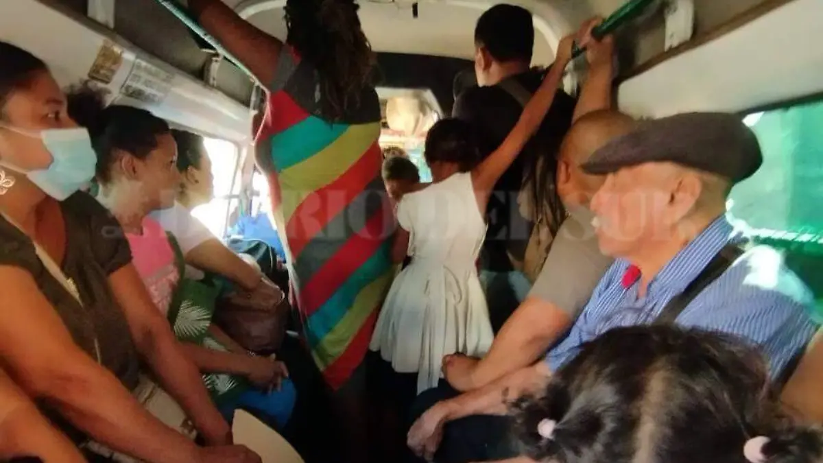 Personas en el transporte público